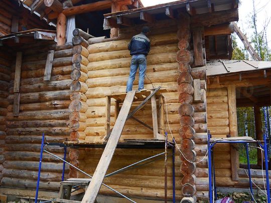 Для шлифовки стен сруба из бревна ручной рубки, строганного электро рубанком, понадобиться обычная болгарка