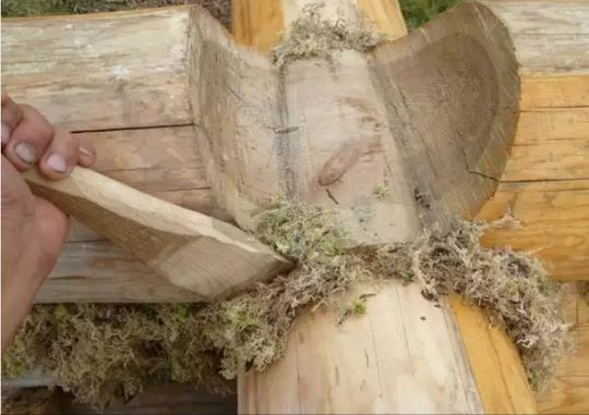 Конопатка (пробивка) дома, бани, сруба из бревна, бруса, лафета. Выбор материала. Работаем в любом регионе.